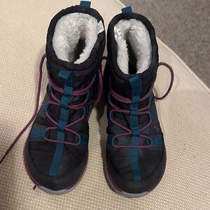 Merrell Pechora pull on lined boots.